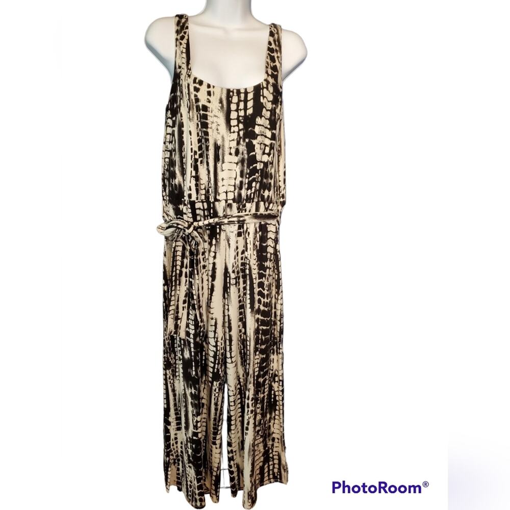Elegant Monochrome Jumpsuit - Picture 2 of 12